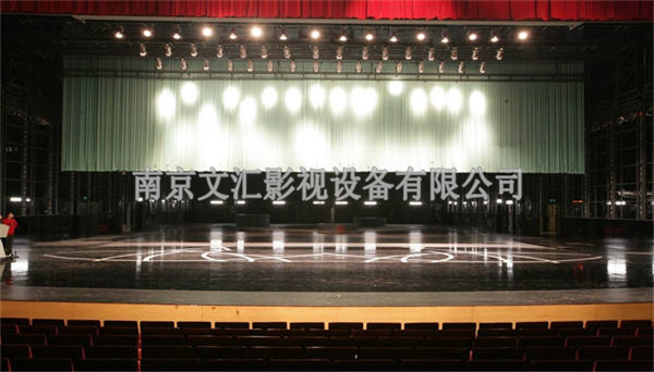 對(duì)開(kāi)幕幕布